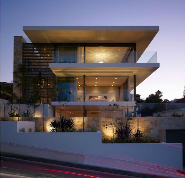 casa com fachada de vidro